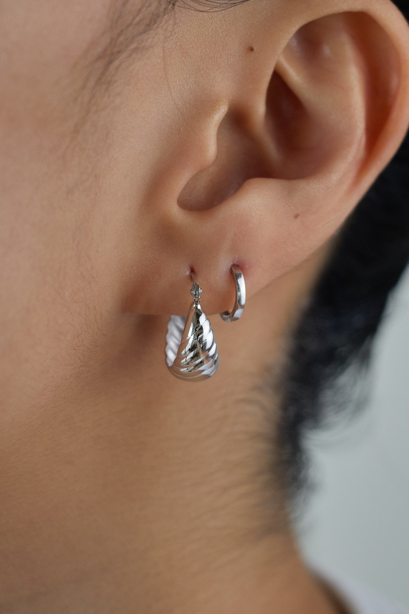 Croissant Hoop Earrings. 18K Saudi Gold Fine Jewelry Jewellery in the Philippines. 18 karat fine jewelry solid gold jewelry.Classy Elegant. Minimal Dainty. High quality. White Gold.