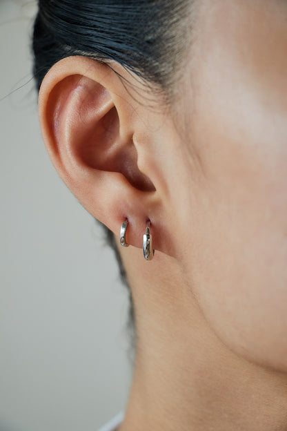 Minimalist Huggie (White Gold)
