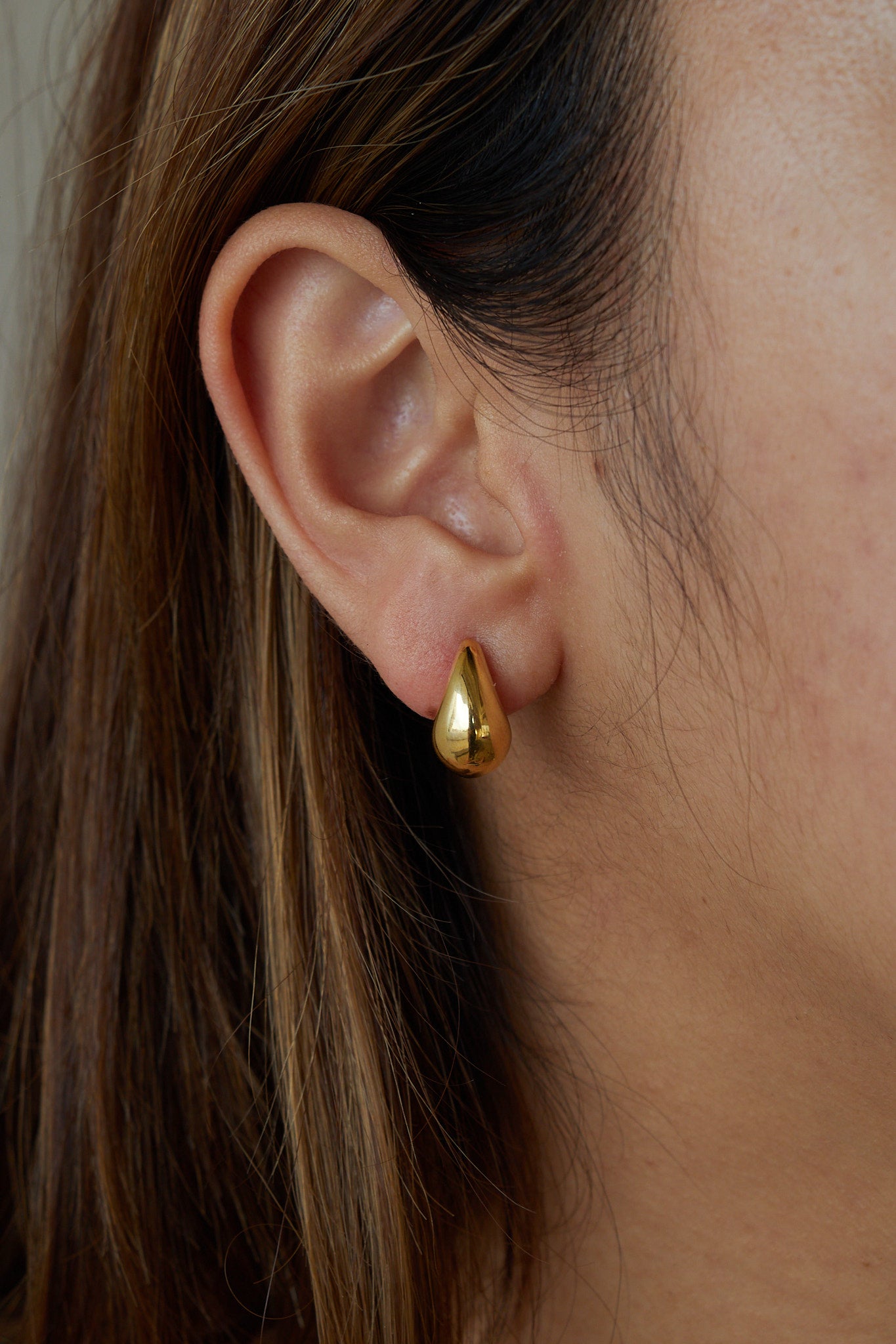 Teardrop yellow gold 18-karat 18K Saudi gold earrings sold in the Philippines. solid gold fine jewelry earrings teardrop shaped. 18k solid gold earrings.