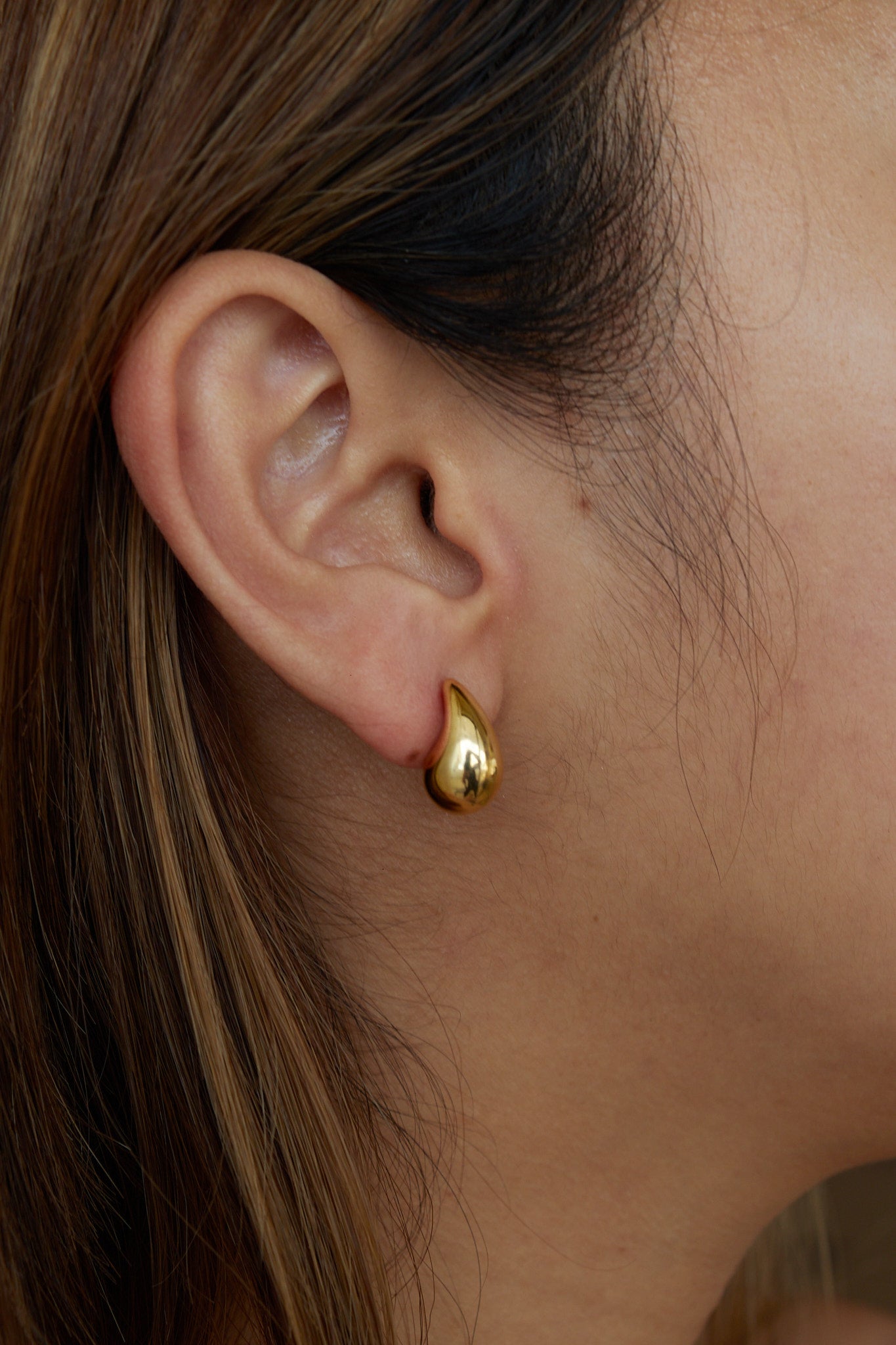 Teardrop yellow gold 18-karat 18K Saudi gold earrings sold in the Philippines. solid gold fine jewelry earrings teardrop shaped. 18k solid gold earrings.
