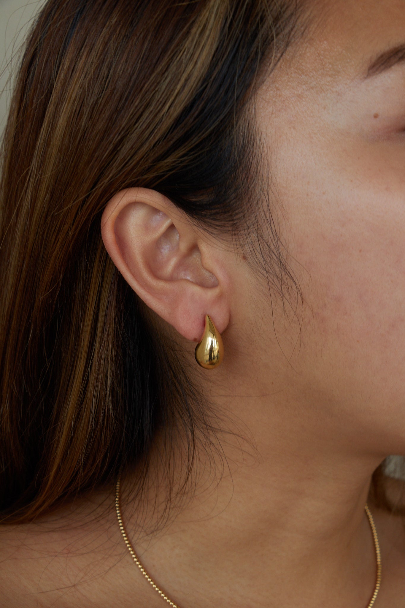 Teardrop yellow gold 18-karat 18K Saudi gold earrings sold in the Philippines. solid gold fine jewelry earrings teardrop shaped.