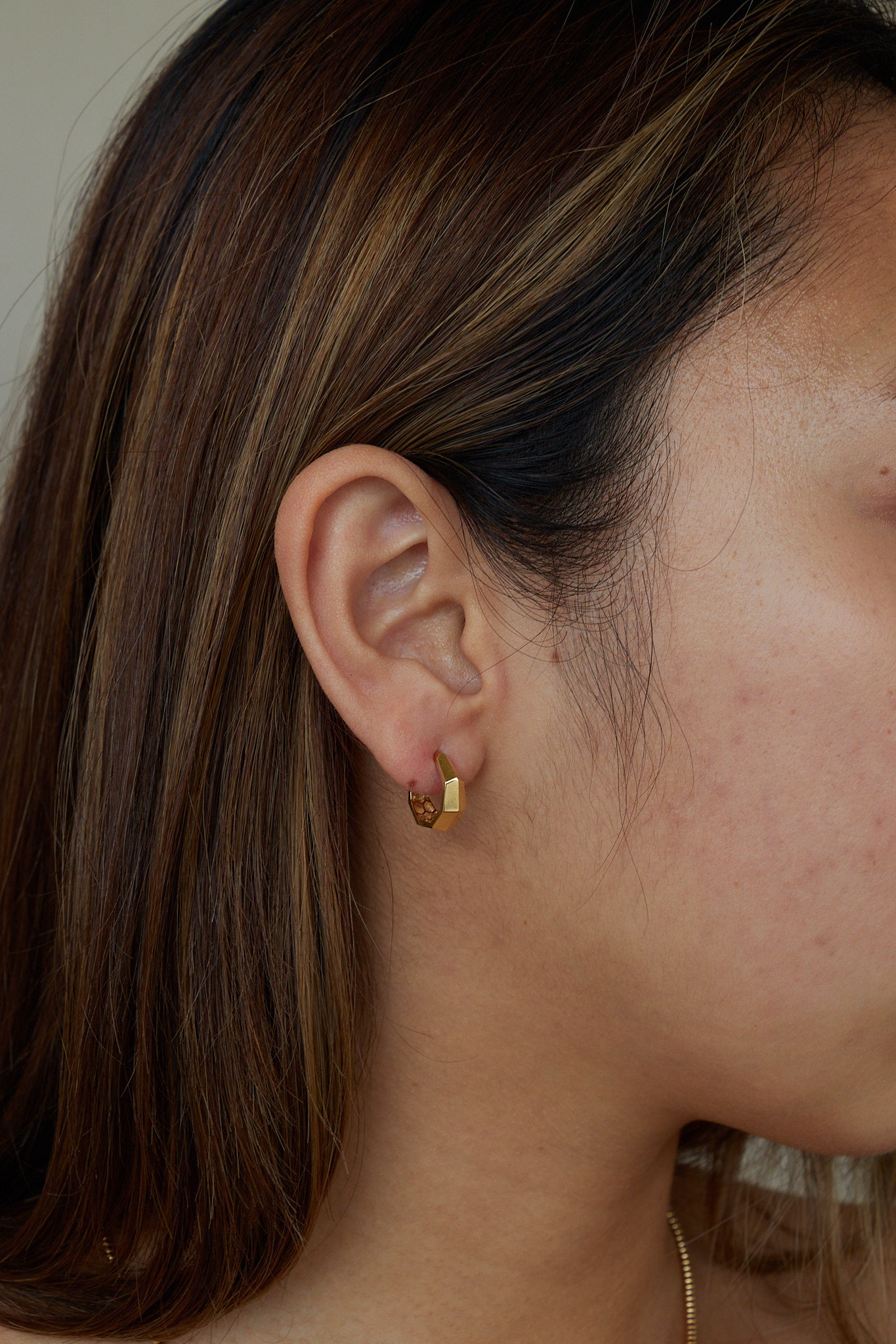 18K Saudi Gold Fine Jewelry Jewellery in the Philippines. 18 karat fine jewelry solid gold jewelry. Heptagon Huggie. Classy Elegant Huggie Minimal Dainty. High quality. Earrings